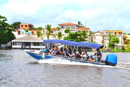 Lancha com turistas navegando pelo rio