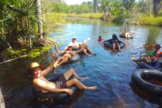 Turistas descendo o rio em boias