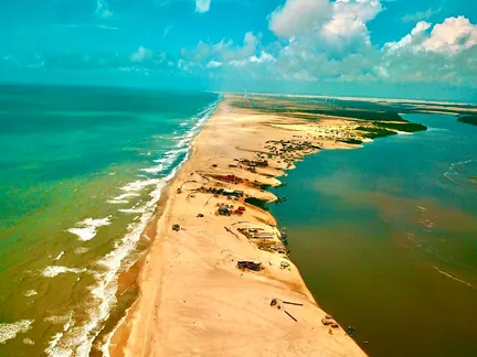 Vista aérea da faixa de areia de Caburé, entre o rio e o mar