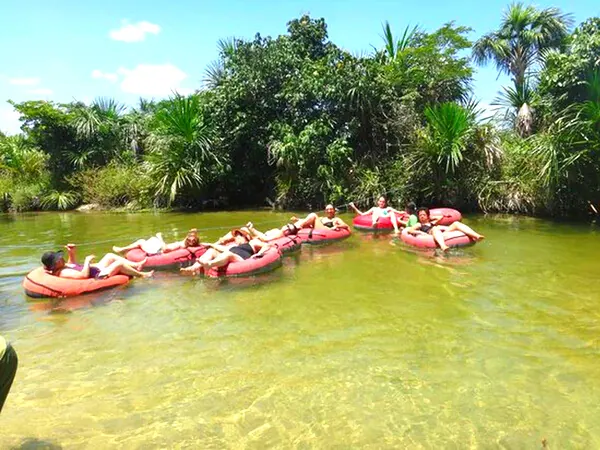 Grupo flutuando em boias no Rio Formiga, cercado de vegetação