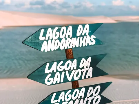 Placas de madeira indicando lagoas de Santo Amaro, como a Lagoa da Gaivota